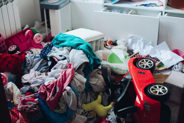 Diverse Gegenstände in einer Wohnung rumliegend nach einer Messie Wohnung Räumung in Wien
